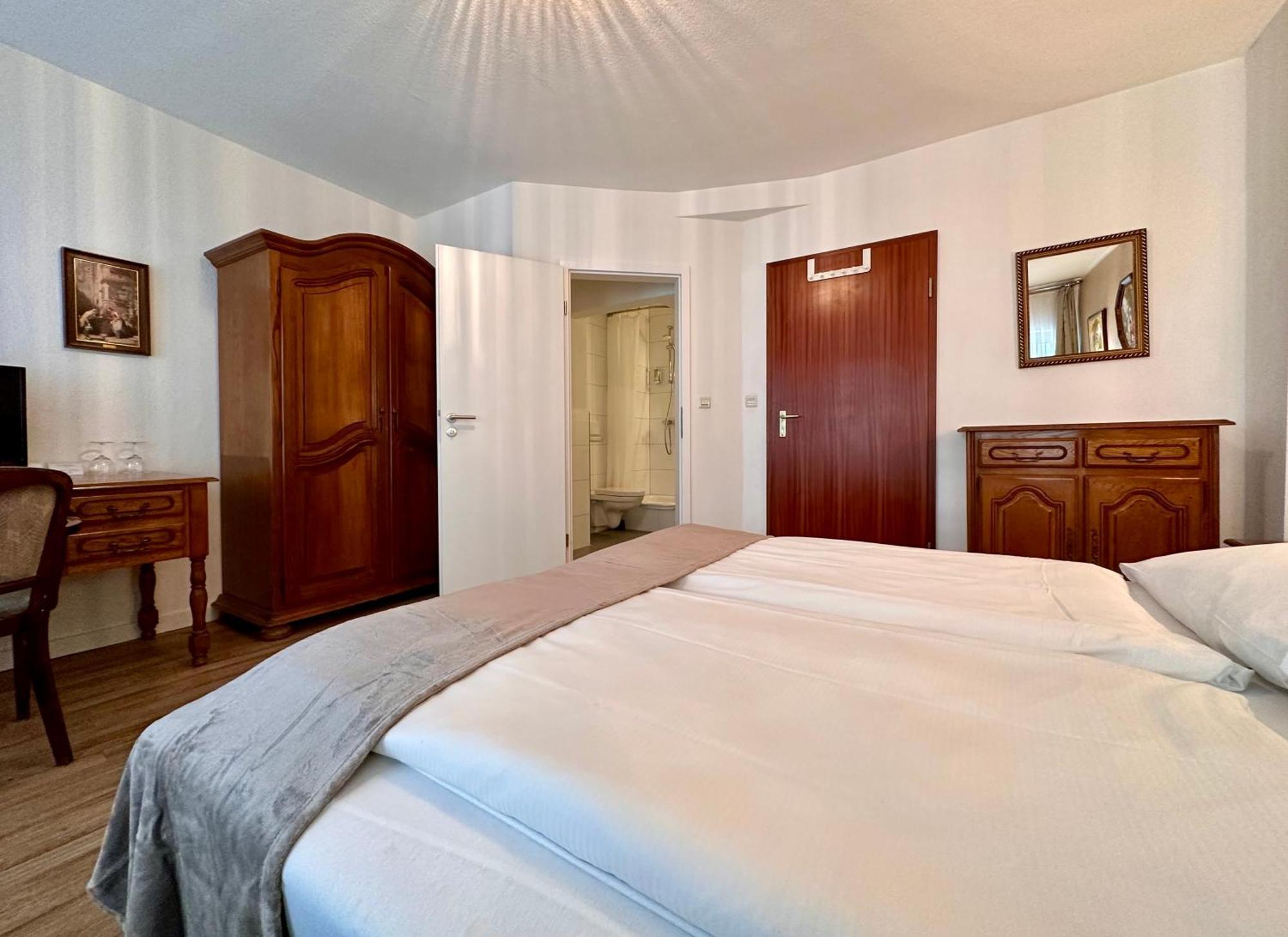 Altstadthotel Hayk Am Rhein Кьолн Стая снимка