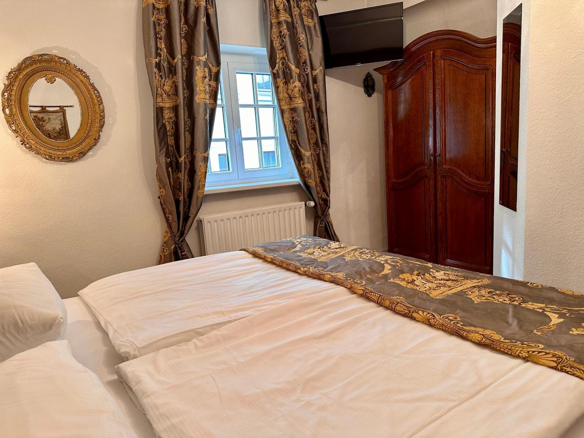Altstadthotel Hayk Am Rhein Кьолн Стая снимка