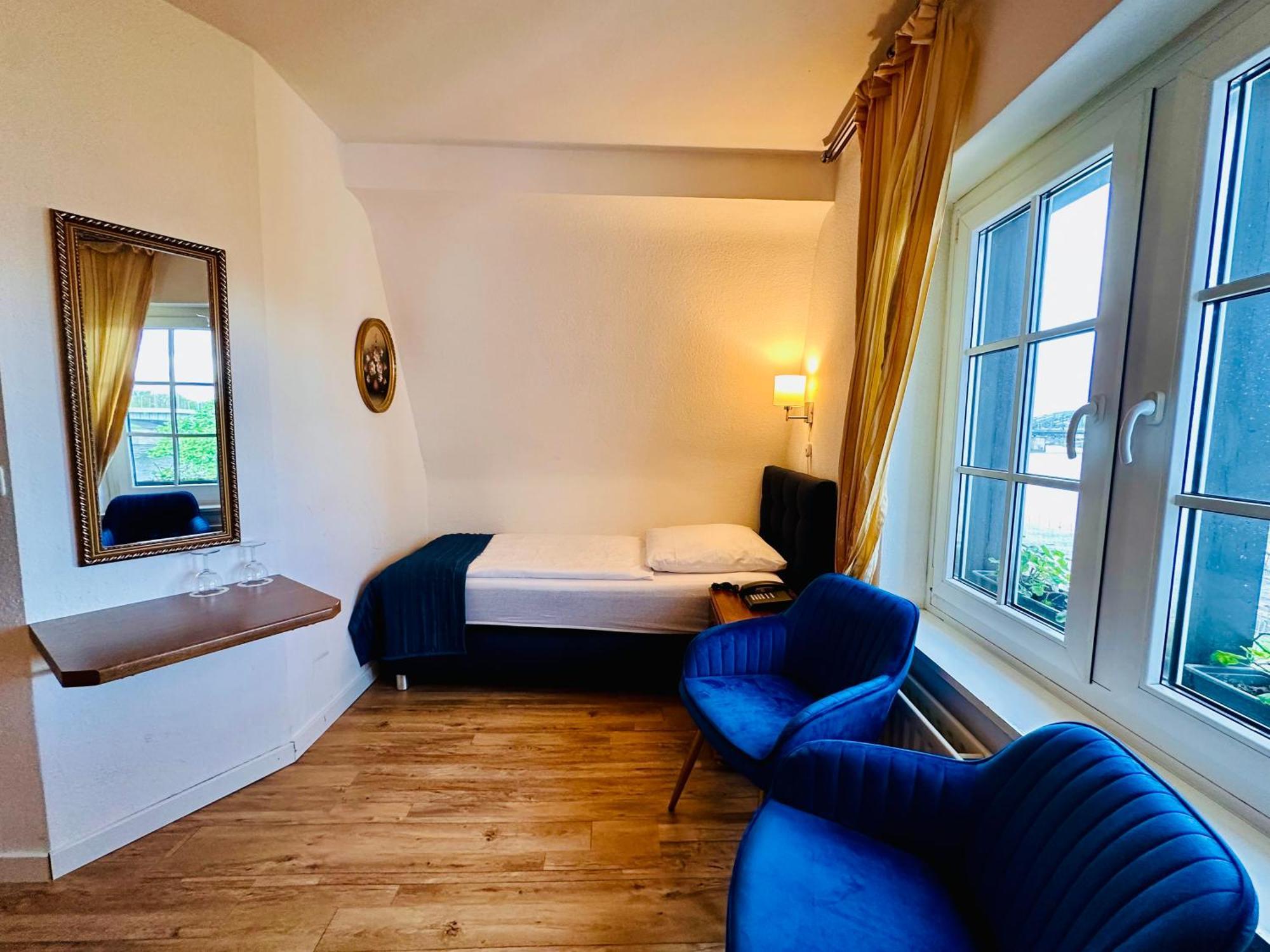 Altstadthotel Hayk Am Rhein Кьолн Екстериор снимка