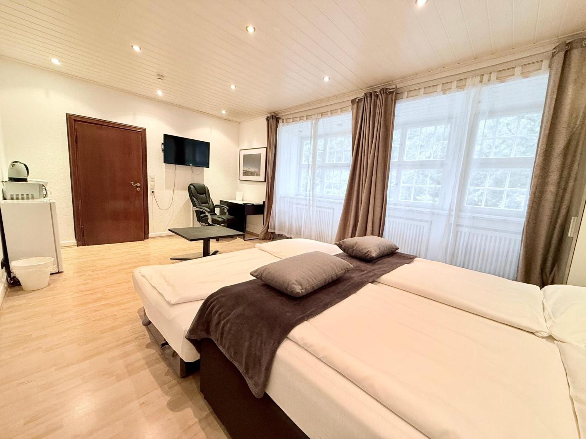 Altstadthotel Hayk Am Rhein Кьолн Стая снимка
