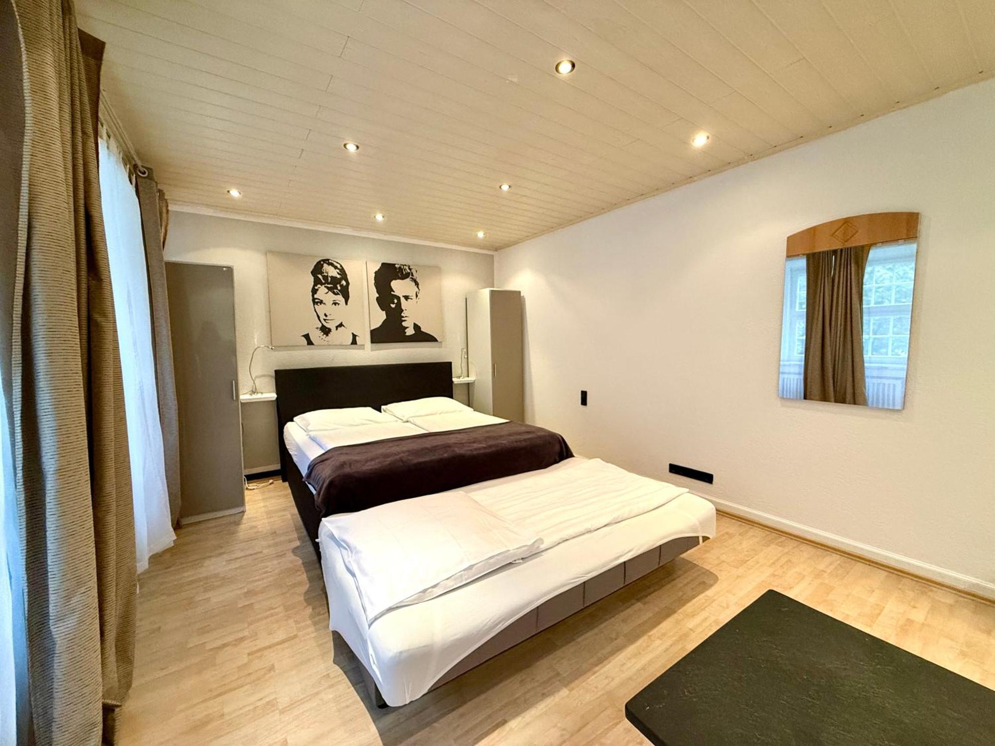 Altstadthotel Hayk Am Rhein Кьолн Стая снимка