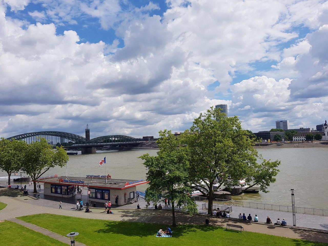 Altstadthotel Hayk Am Rhein Кьолн Екстериор снимка