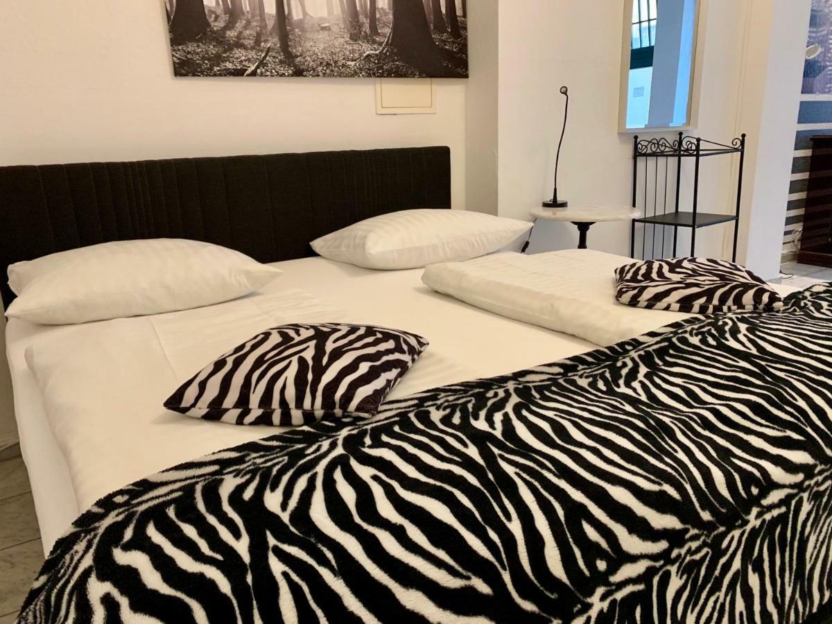 Altstadthotel Hayk Am Rhein Кьолн Екстериор снимка